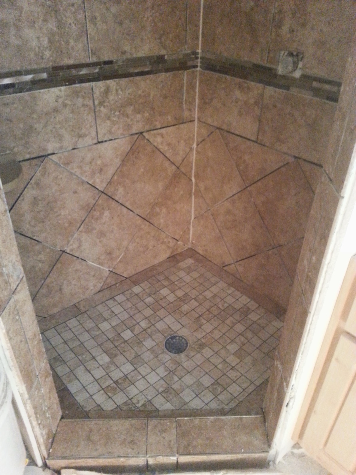 Corner shower with a mosaic tile shower pan